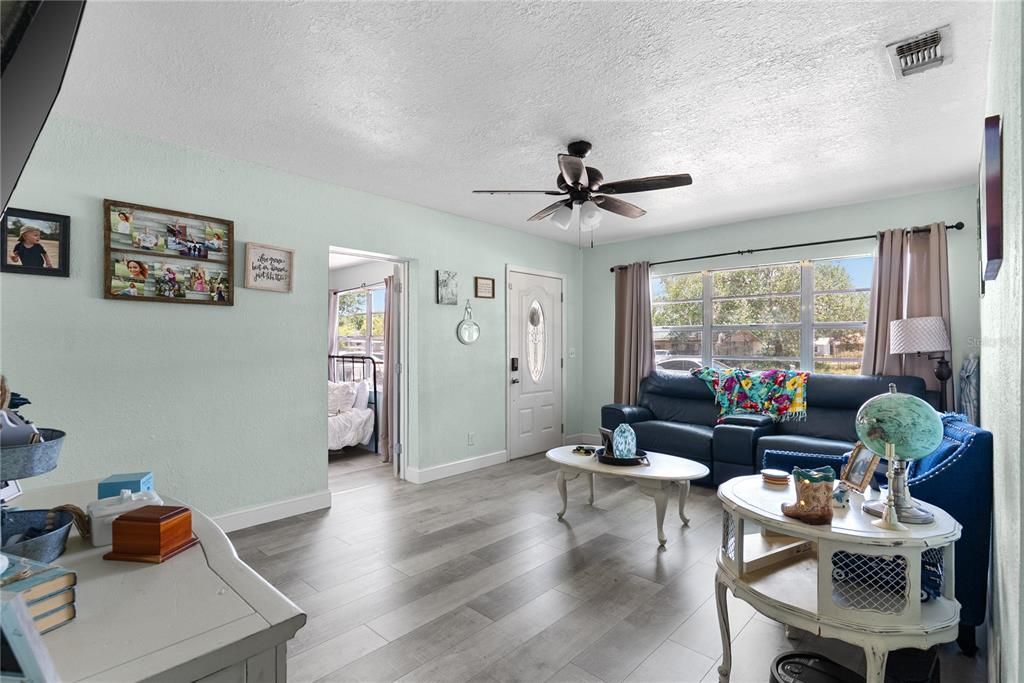For Sale: $195,000 (3 beds, 1 baths, 1100 Square Feet)