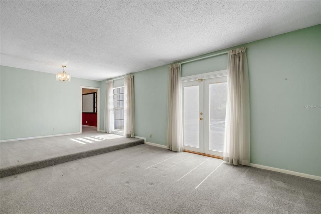 Под контрактом: $435,000 (3 спален, 2 ванн, 1953 Квадратных фут)