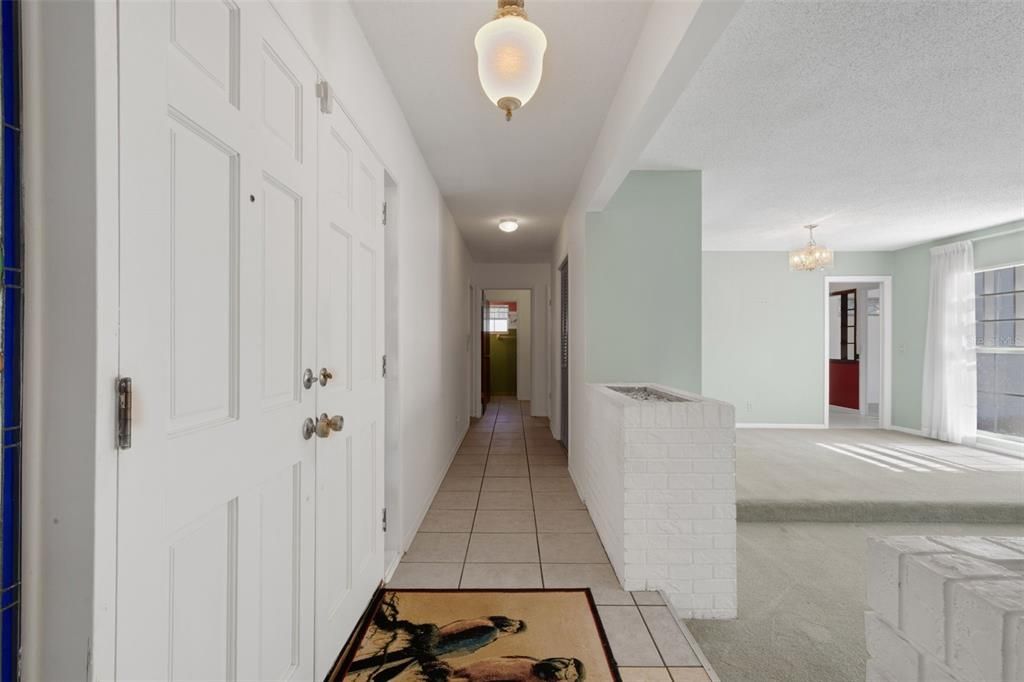 Под контрактом: $435,000 (3 спален, 2 ванн, 1953 Квадратных фут)