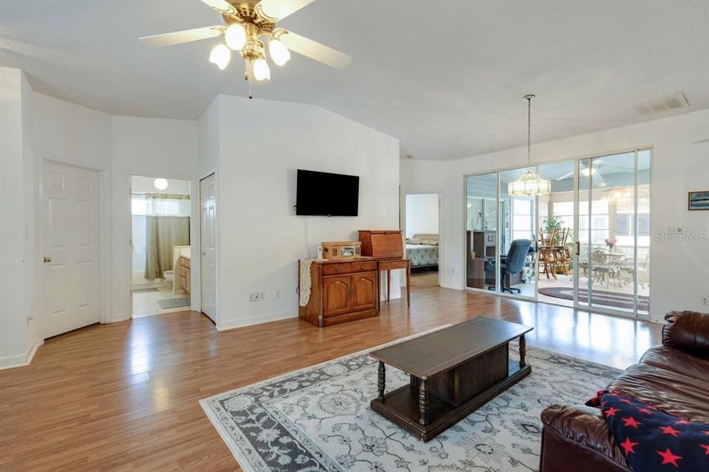 For Sale: $233,000 (2 beds, 2 baths, 1308 Square Feet)