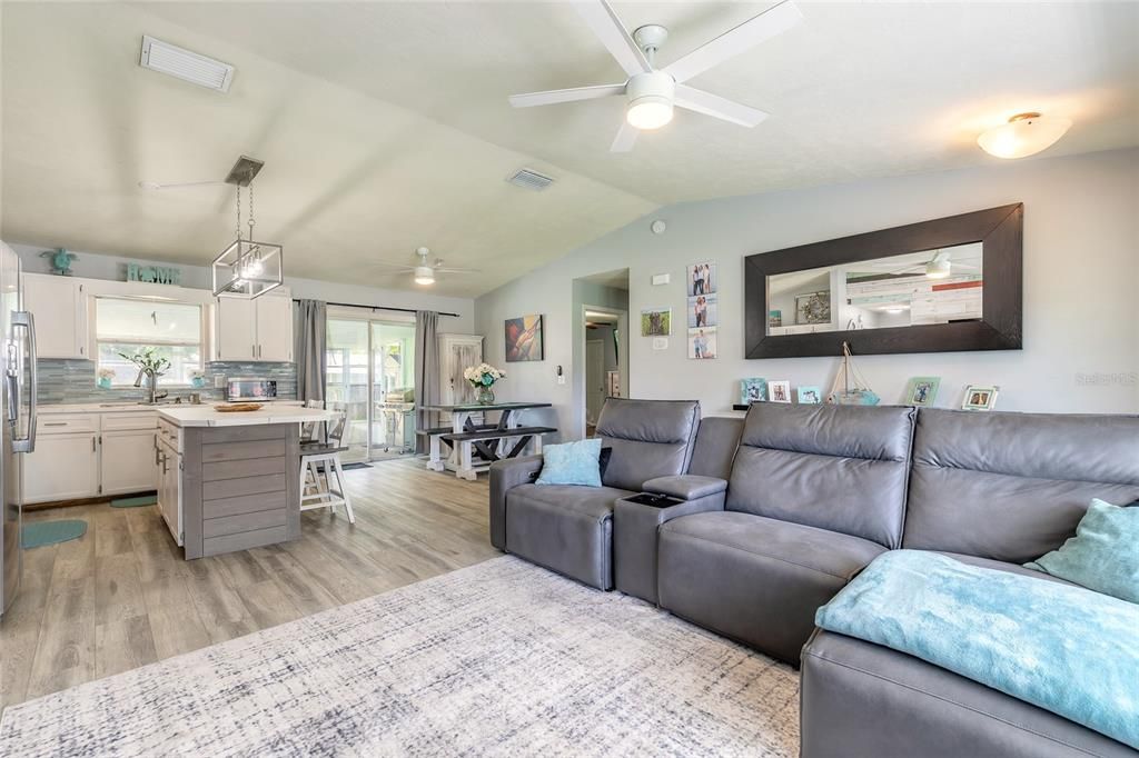 For Sale: $334,900 (3 beds, 2 baths, 1218 Square Feet)