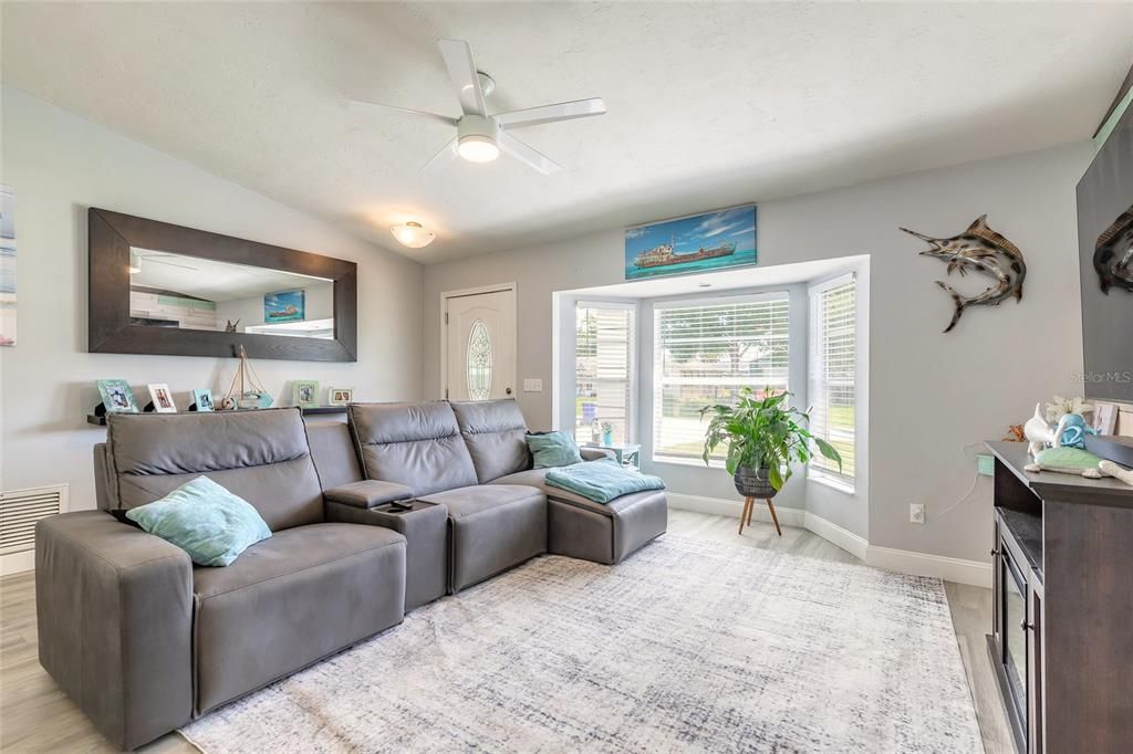 For Sale: $334,900 (3 beds, 2 baths, 1218 Square Feet)