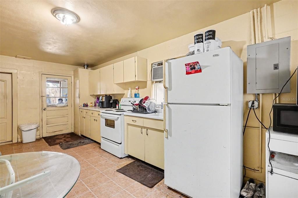 На продажу: $155,000 (2 спален, 1 ванн, 1064 Квадратных фут)