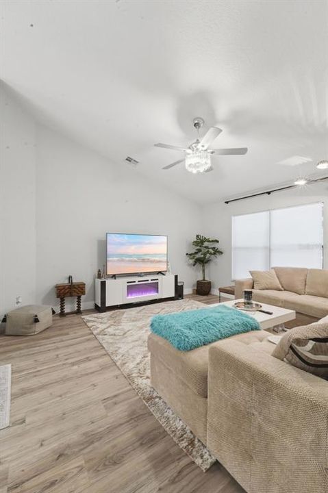 Activo con contrato: $549,900 (3 camas, 2 baños, 1766 Pies cuadrados)