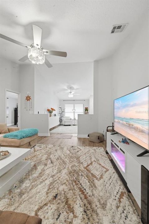 Activo con contrato: $549,900 (3 camas, 2 baños, 1766 Pies cuadrados)