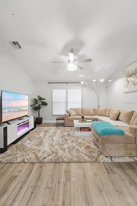 Activo con contrato: $549,900 (3 camas, 2 baños, 1766 Pies cuadrados)