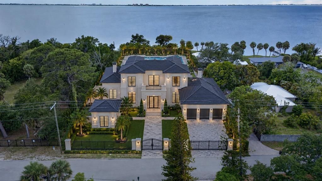 На продажу: $1,879,988 (1.08 acres)