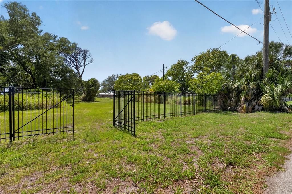 На продажу: $1,879,988 (1.08 acres)