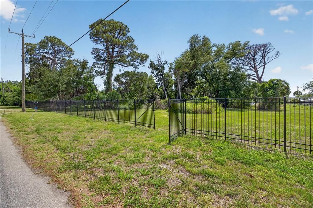 На продажу: $1,879,988 (1.08 acres)