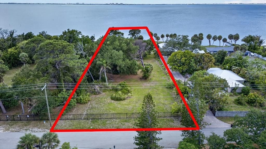 На продажу: $1,879,988 (1.08 acres)