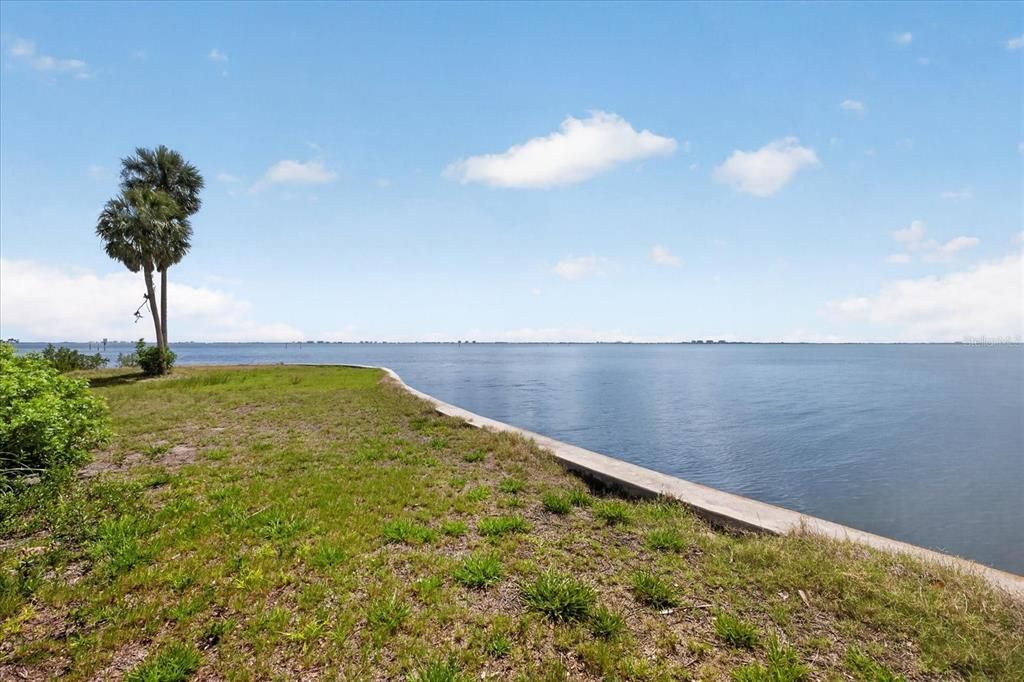 На продажу: $1,879,988 (1.08 acres)