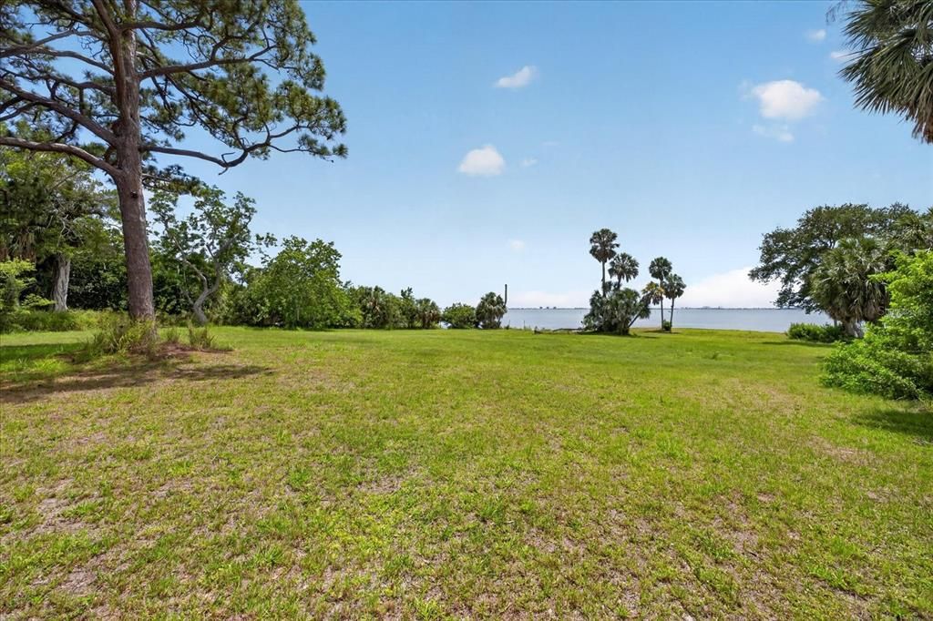 На продажу: $1,879,988 (1.08 acres)