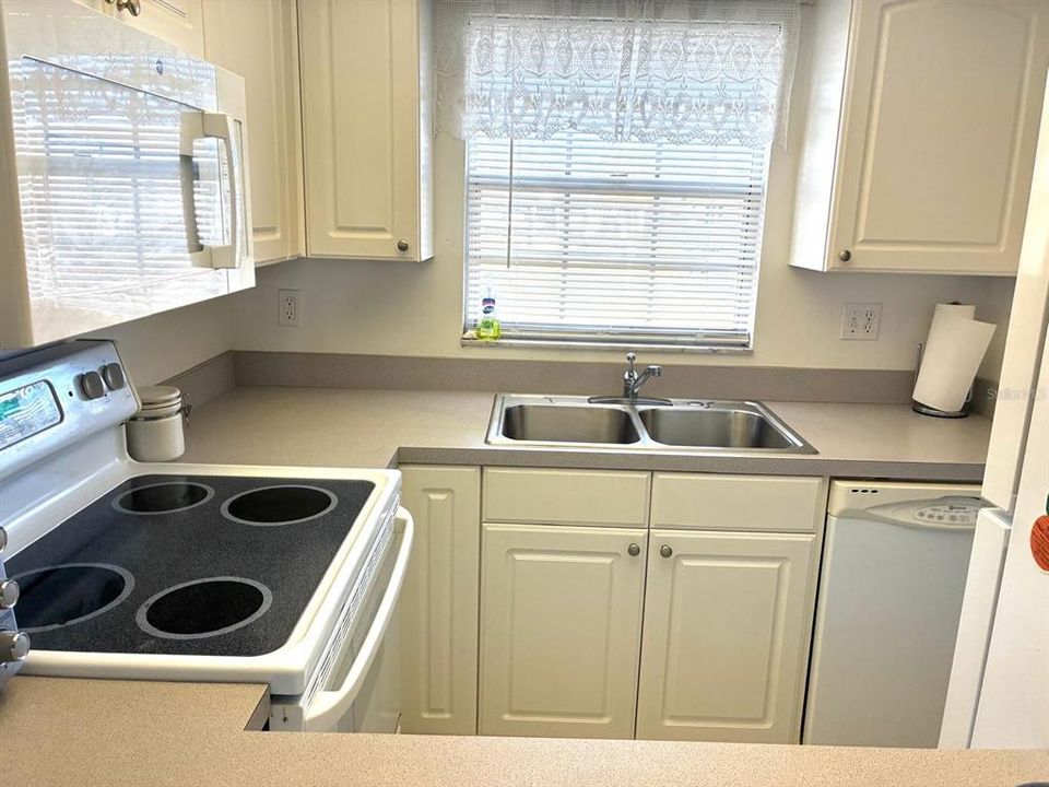 For Rent: $2,000 (2 beds, 1 baths, 951 Square Feet)