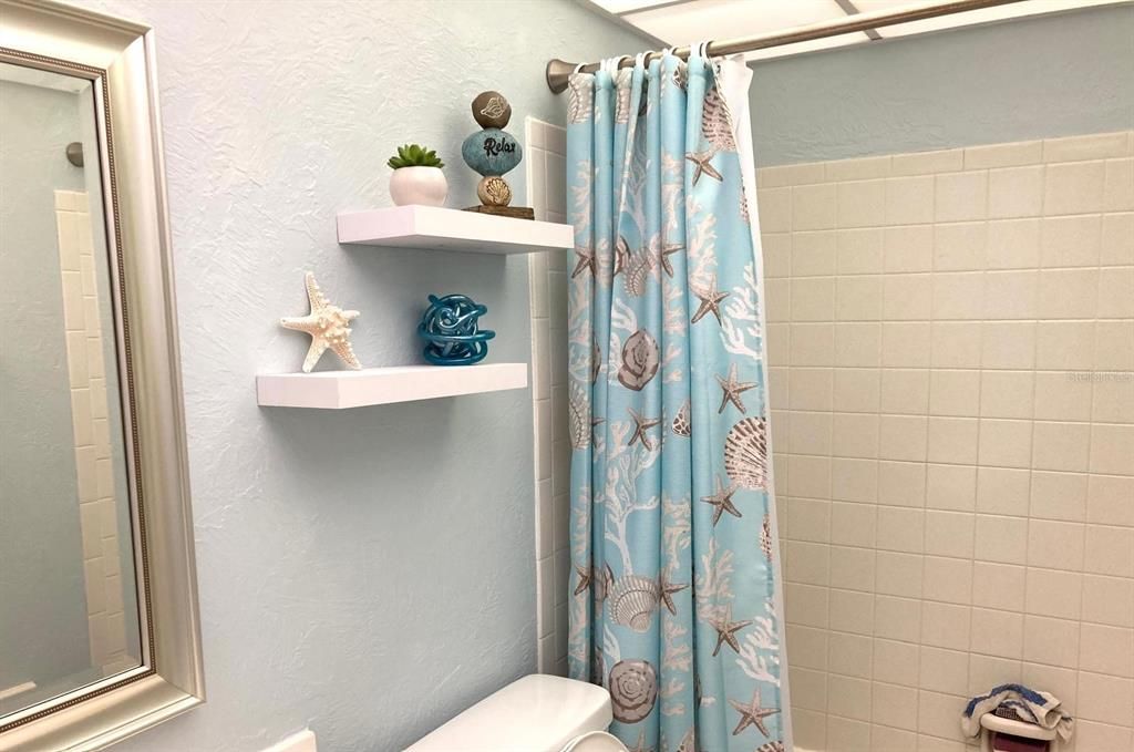 For Rent: $2,000 (2 beds, 1 baths, 951 Square Feet)
