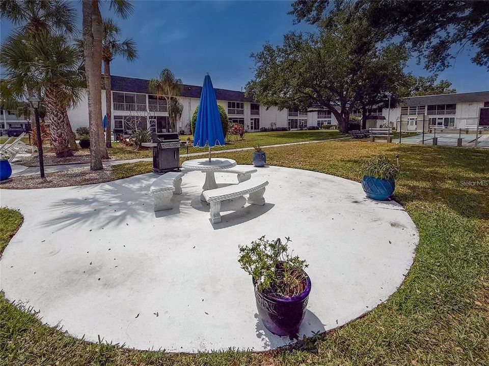 For Rent: $2,000 (2 beds, 1 baths, 951 Square Feet)