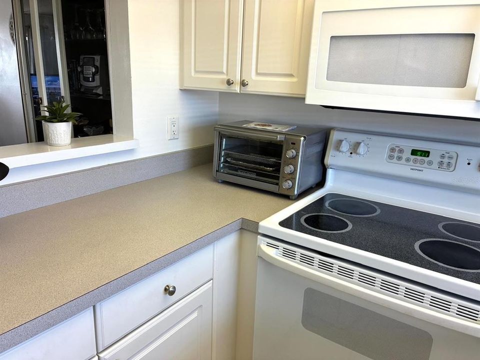 For Rent: $2,000 (2 beds, 1 baths, 951 Square Feet)