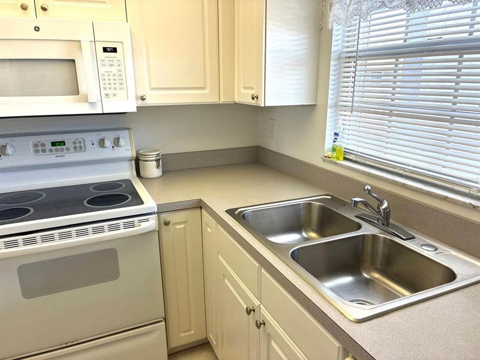 For Rent: $2,000 (2 beds, 1 baths, 951 Square Feet)