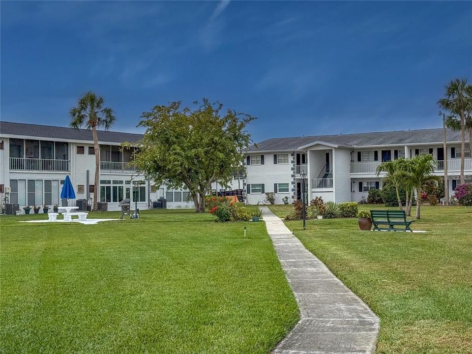 For Rent: $2,000 (2 beds, 1 baths, 951 Square Feet)