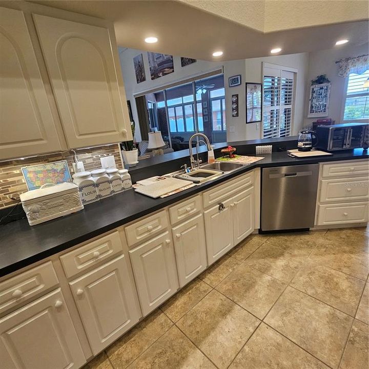 For Sale: $395,000 (3 beds, 2 baths, 2120 Square Feet)