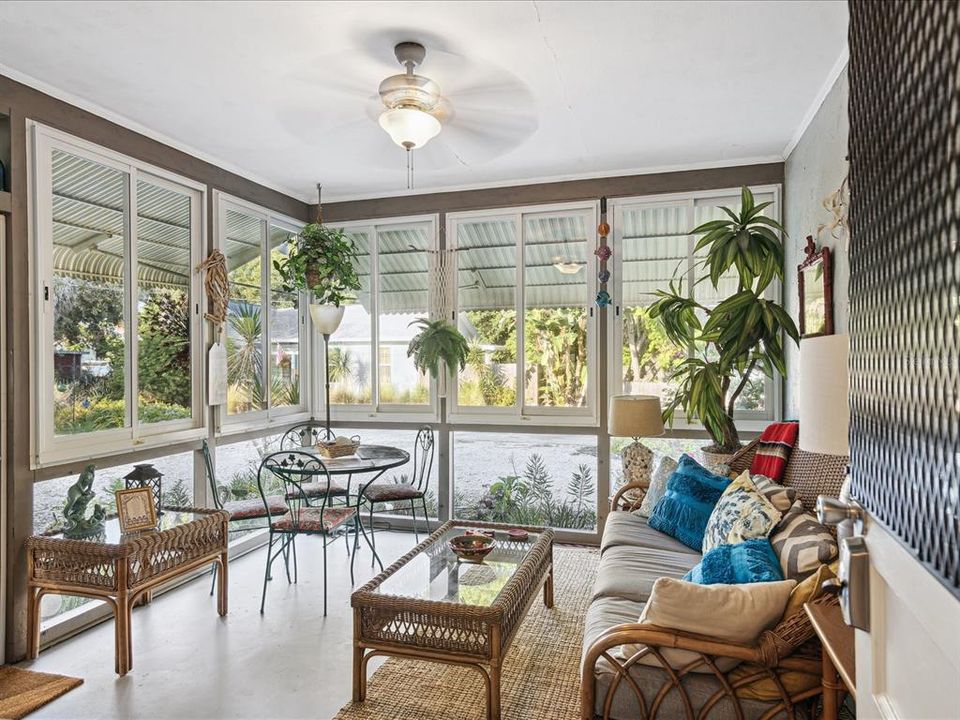 For Sale: $310,000 (2 beds, 1 baths, 1095 Square Feet)