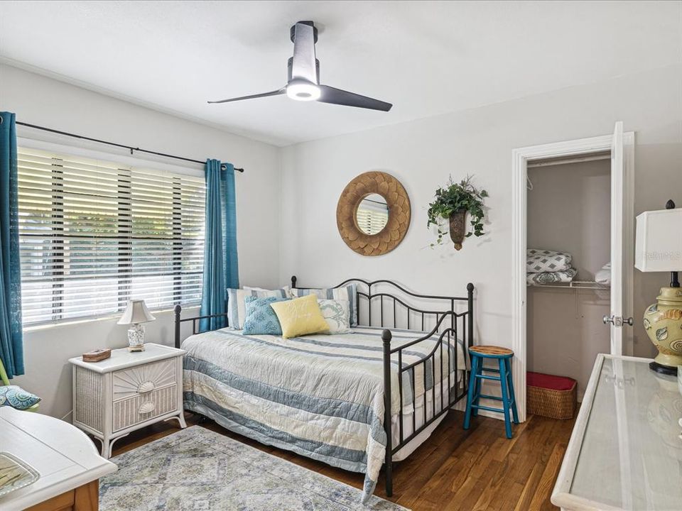 For Sale: $310,000 (2 beds, 1 baths, 1095 Square Feet)