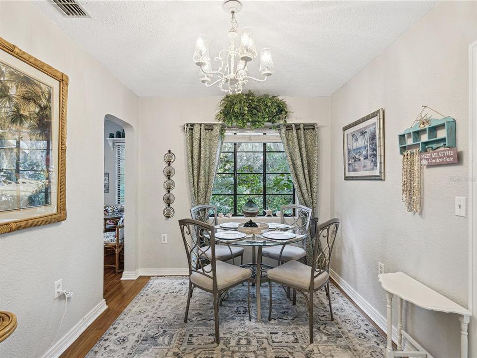 For Sale: $310,000 (2 beds, 1 baths, 1095 Square Feet)