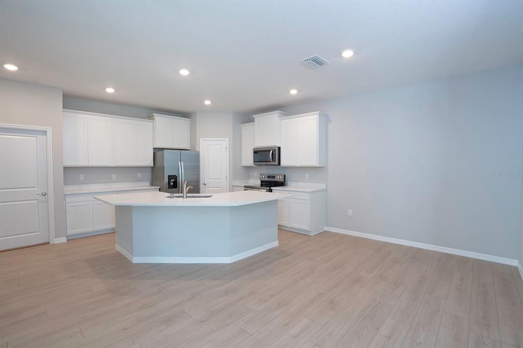 For Rent: $2,300 (3 beds, 2 baths, 1565 Square Feet)