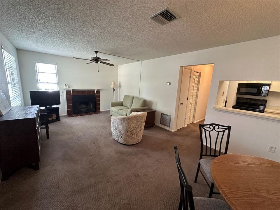 For Rent: $1,400 (2 beds, 2 baths, 912 Square Feet)