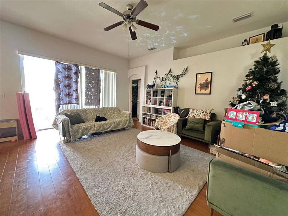 En Venta: $415,000 (4 camas, 2 baños, 2391 Pies cuadrados)