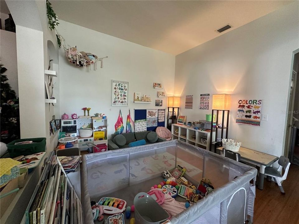 En Venta: $415,000 (4 camas, 2 baños, 2391 Pies cuadrados)