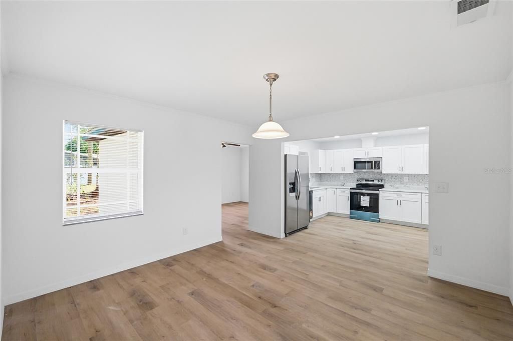 Activo con contrato: $369,000 (4 camas, 2 baños, 1878 Pies cuadrados)