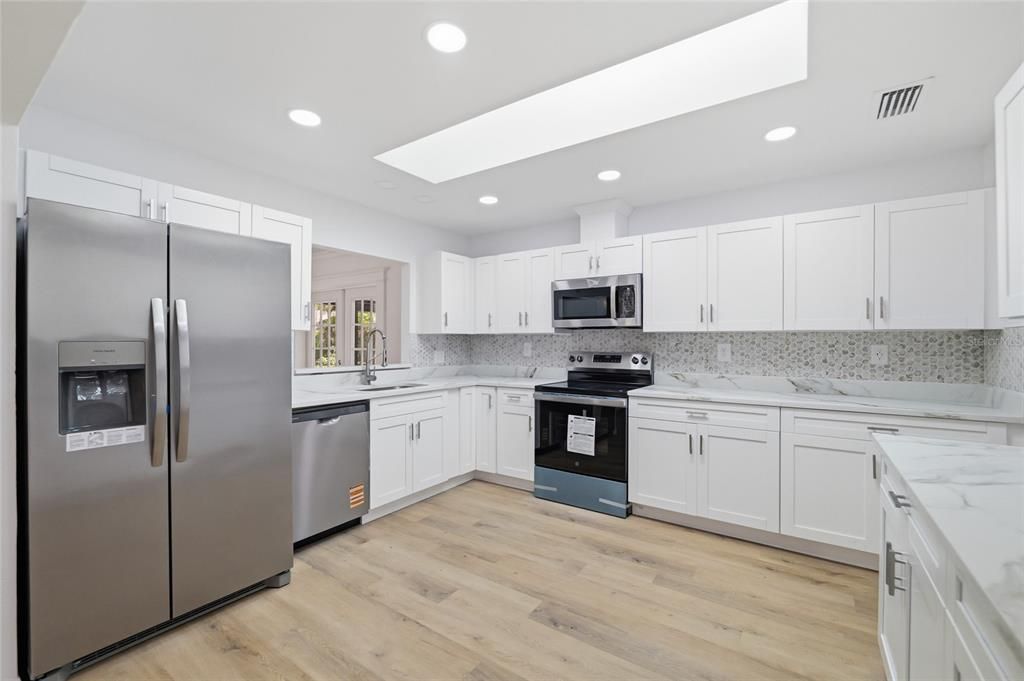 Activo con contrato: $369,000 (4 camas, 2 baños, 1878 Pies cuadrados)
