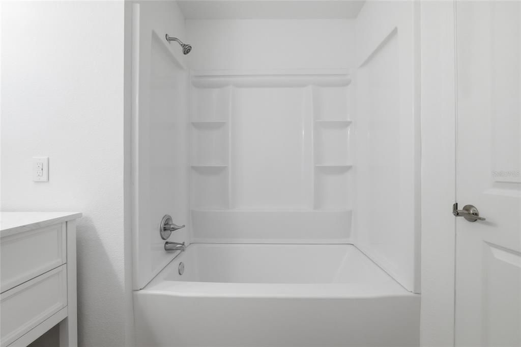 Activo con contrato: $369,000 (4 camas, 2 baños, 1878 Pies cuadrados)