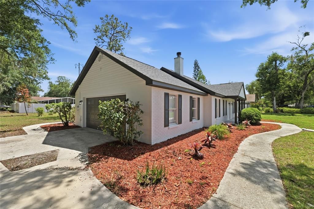 Activo con contrato: $369,000 (4 camas, 2 baños, 1878 Pies cuadrados)