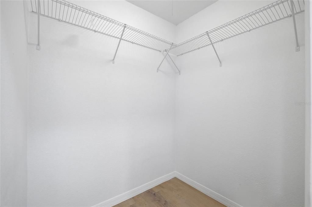 Activo con contrato: $369,000 (4 camas, 2 baños, 1878 Pies cuadrados)