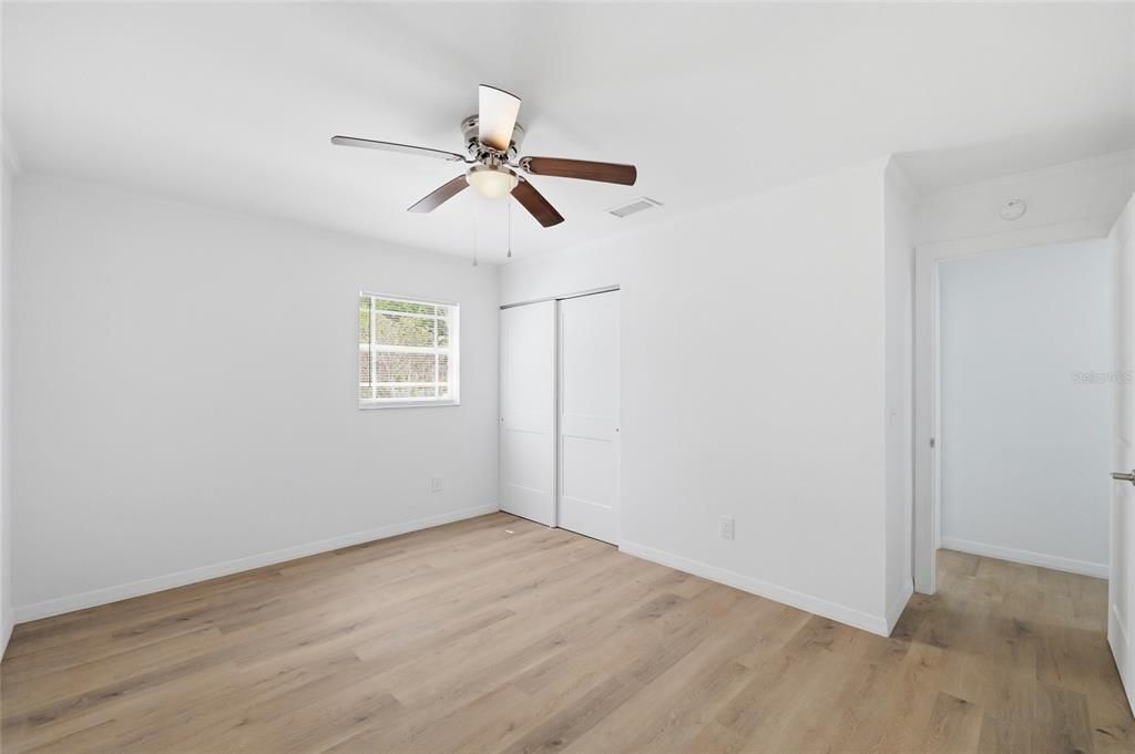 Activo con contrato: $369,000 (4 camas, 2 baños, 1878 Pies cuadrados)