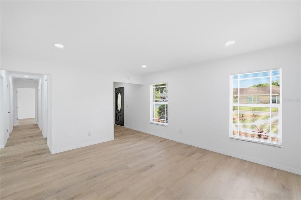 Activo con contrato: $369,000 (4 camas, 2 baños, 1878 Pies cuadrados)