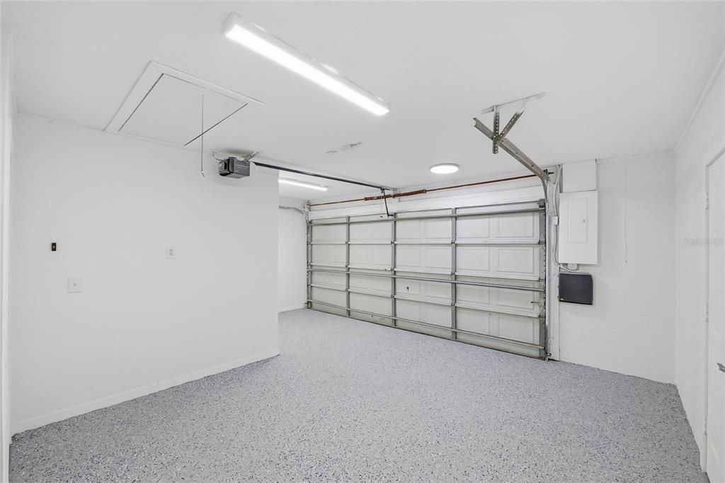 Activo con contrato: $369,000 (4 camas, 2 baños, 1878 Pies cuadrados)