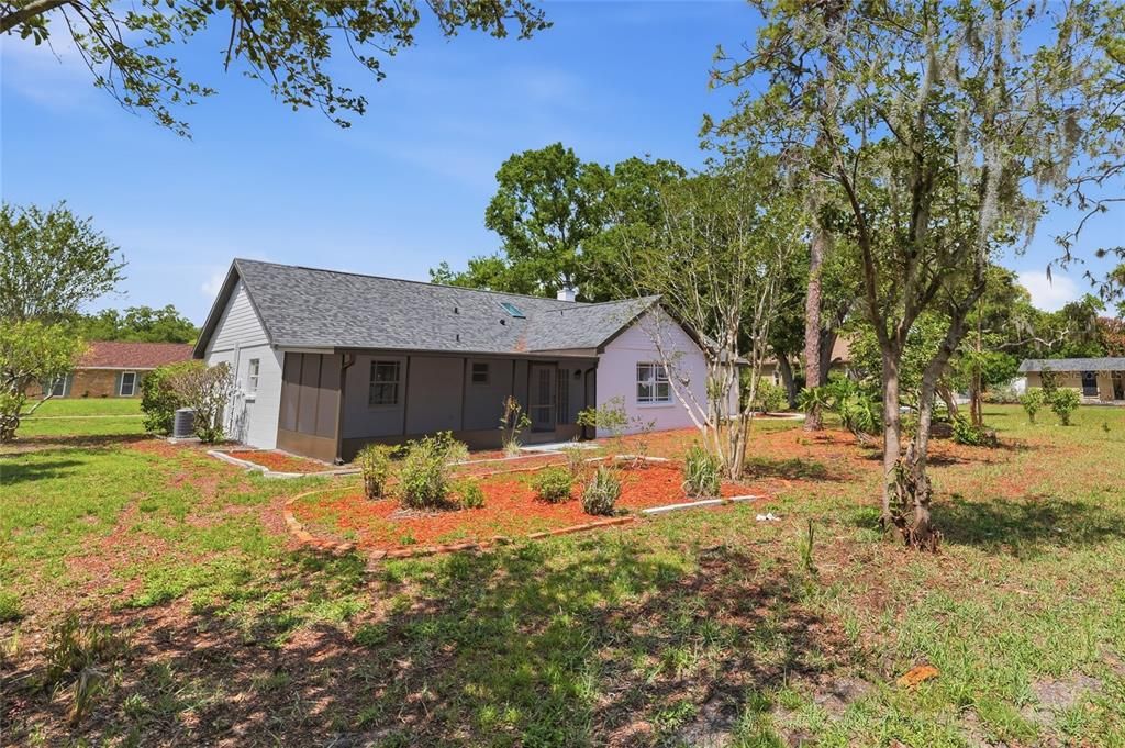 Activo con contrato: $369,000 (4 camas, 2 baños, 1878 Pies cuadrados)