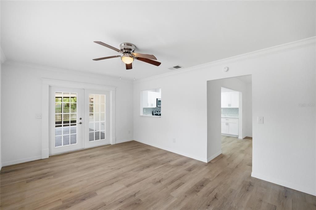 Activo con contrato: $369,000 (4 camas, 2 baños, 1878 Pies cuadrados)