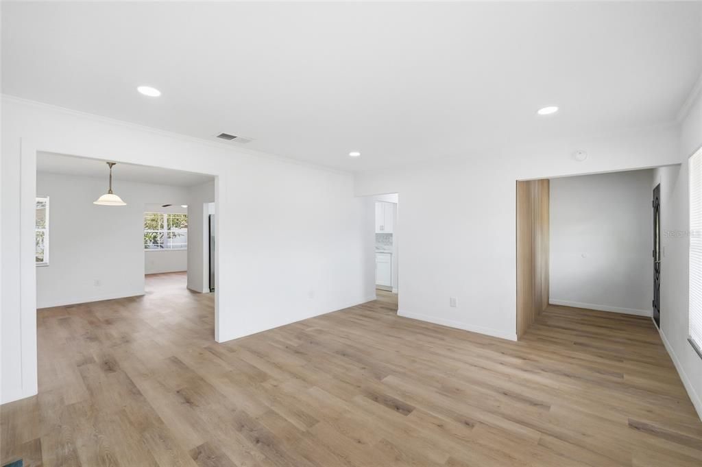 Activo con contrato: $369,000 (4 camas, 2 baños, 1878 Pies cuadrados)