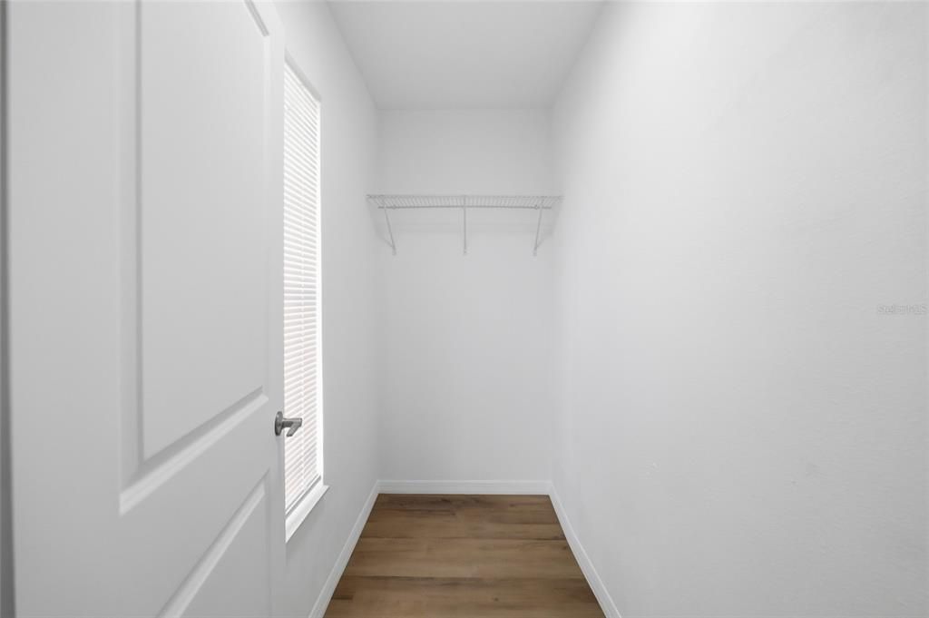 Activo con contrato: $369,000 (4 camas, 2 baños, 1878 Pies cuadrados)