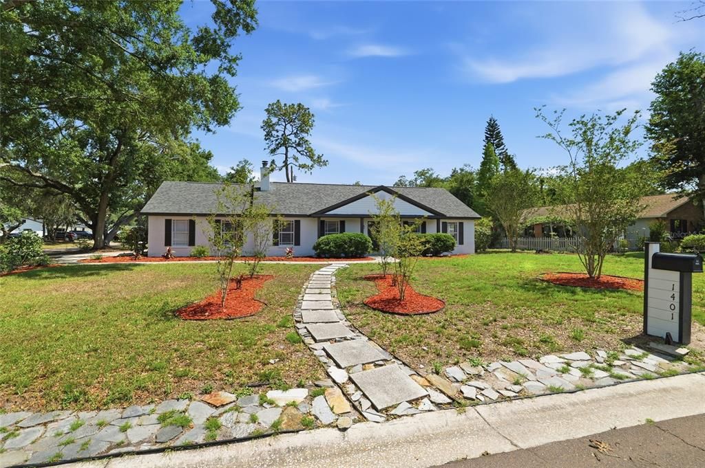 Activo con contrato: $369,000 (4 camas, 2 baños, 1878 Pies cuadrados)