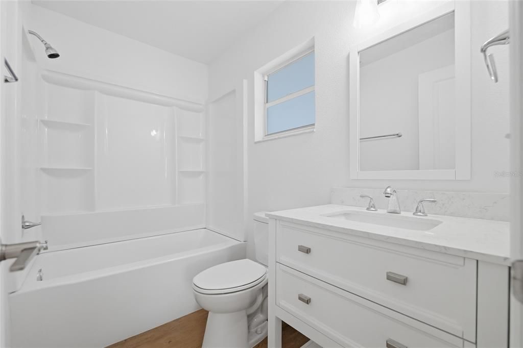 Activo con contrato: $369,000 (4 camas, 2 baños, 1878 Pies cuadrados)