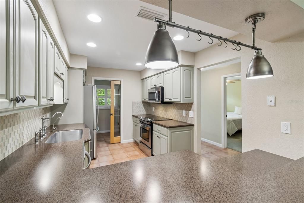 Active With Contract: $165,900 (2 beds, 2 baths, 1446 Square Feet)