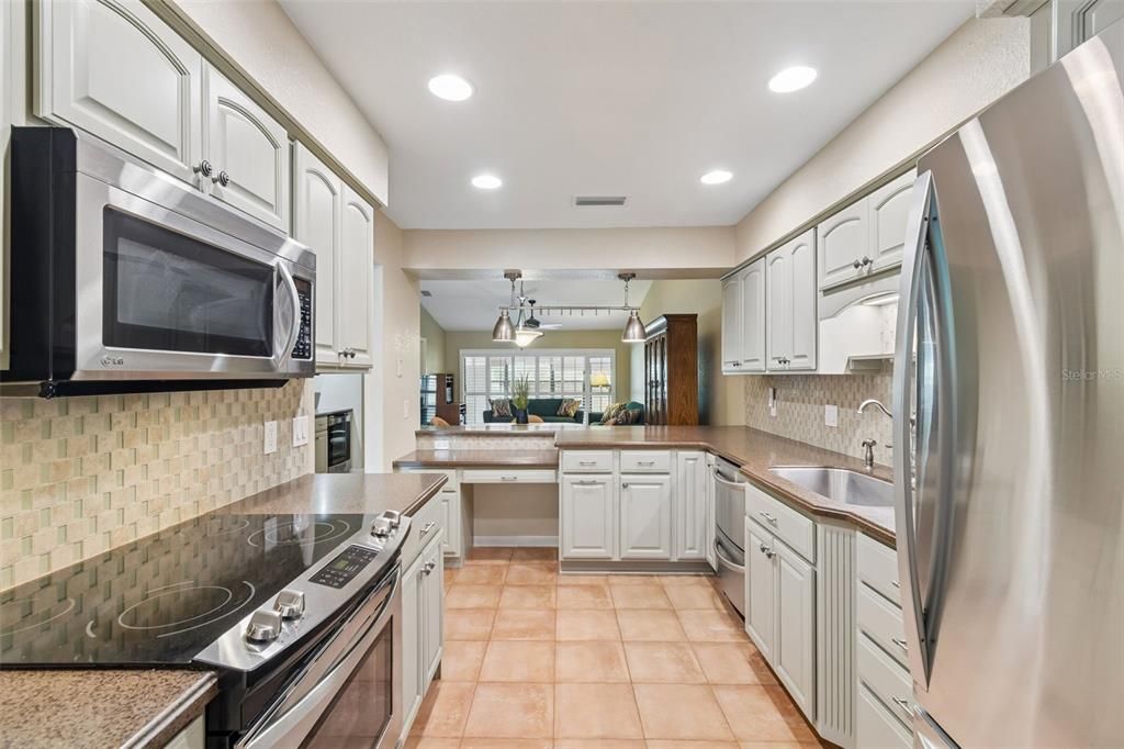 Active With Contract: $165,900 (2 beds, 2 baths, 1446 Square Feet)