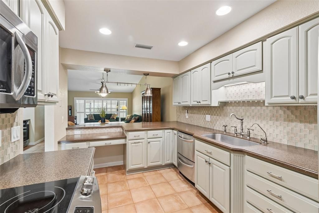 Active With Contract: $165,900 (2 beds, 2 baths, 1446 Square Feet)