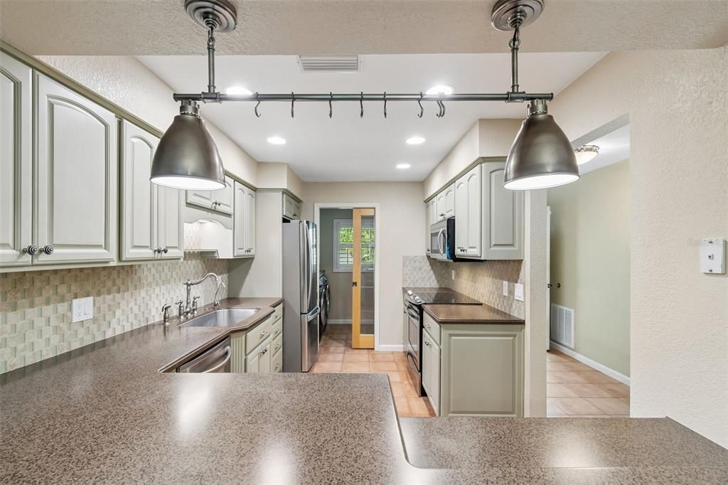 Active With Contract: $165,900 (2 beds, 2 baths, 1446 Square Feet)