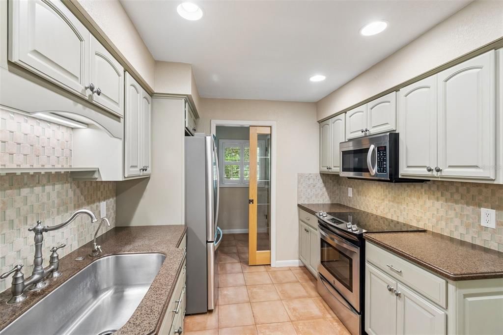 Active With Contract: $165,900 (2 beds, 2 baths, 1446 Square Feet)