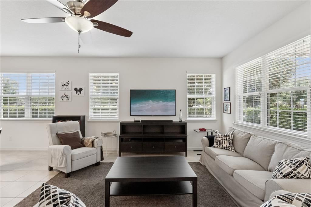 En Venta: $465,000 (4 camas, 2 baños, 2091 Pies cuadrados)